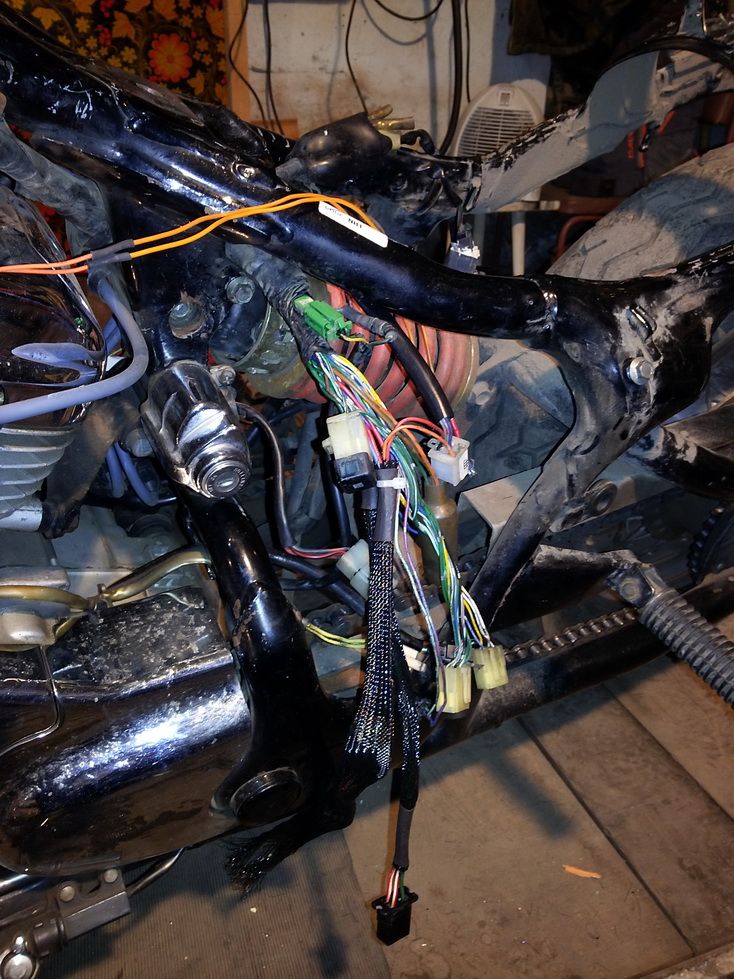 Проводка мотоцикла после пайки и надевания оплётки на провода.