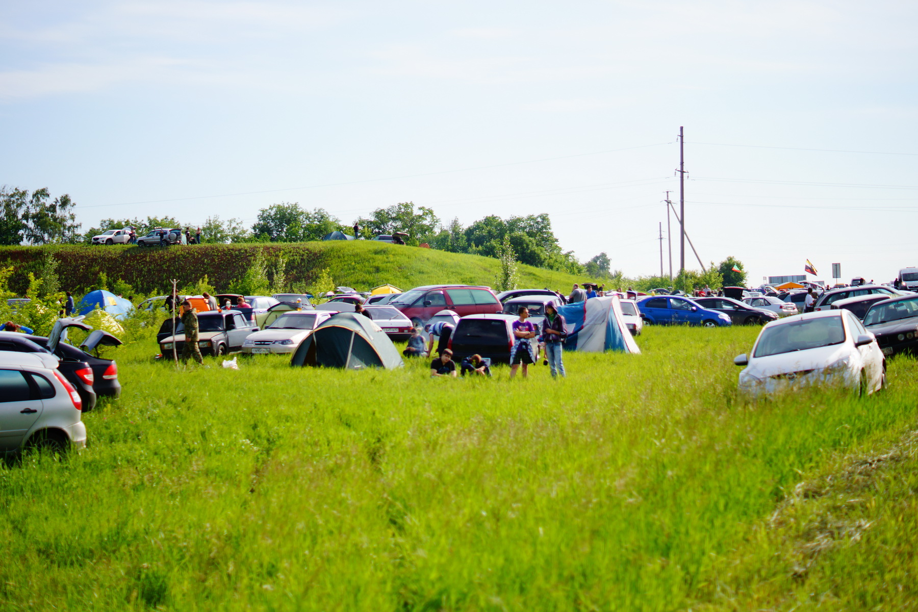 Машины и палатки