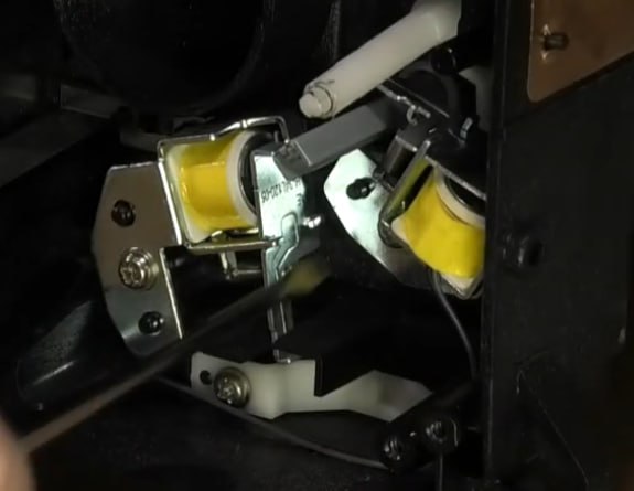 Снимаем металлическую накладку шестерней механизма захвата, чтобы добраться